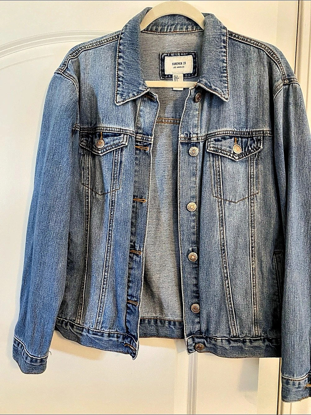 Forever 21 Denim Jean Jacket in Blue Size Medium Like New